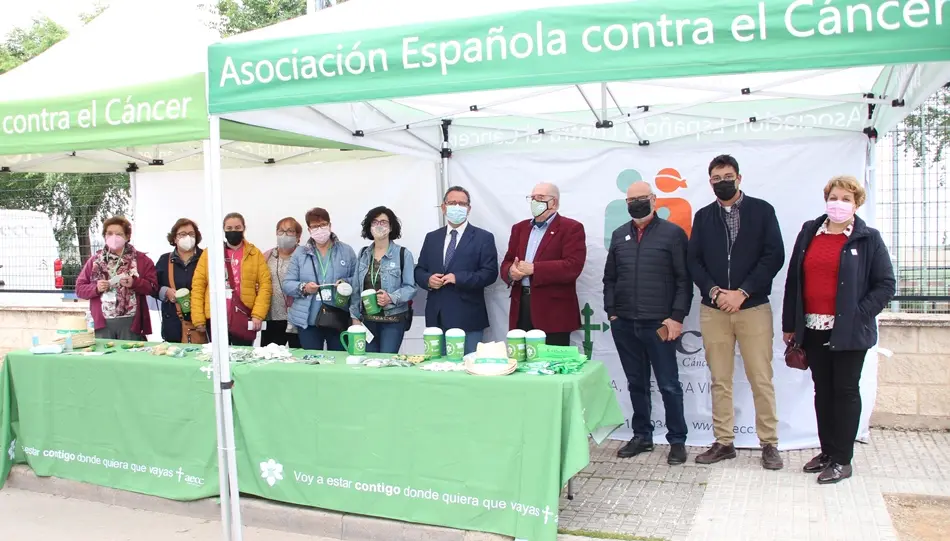 Mesa petitoria de la AECC en el mercadillo de La Solana