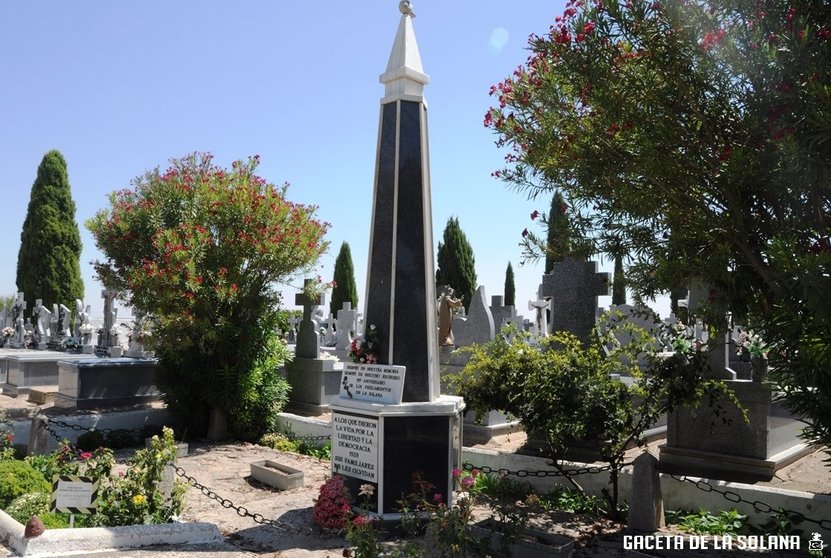 Monolito a los represaliados en el cementerio de La Solana