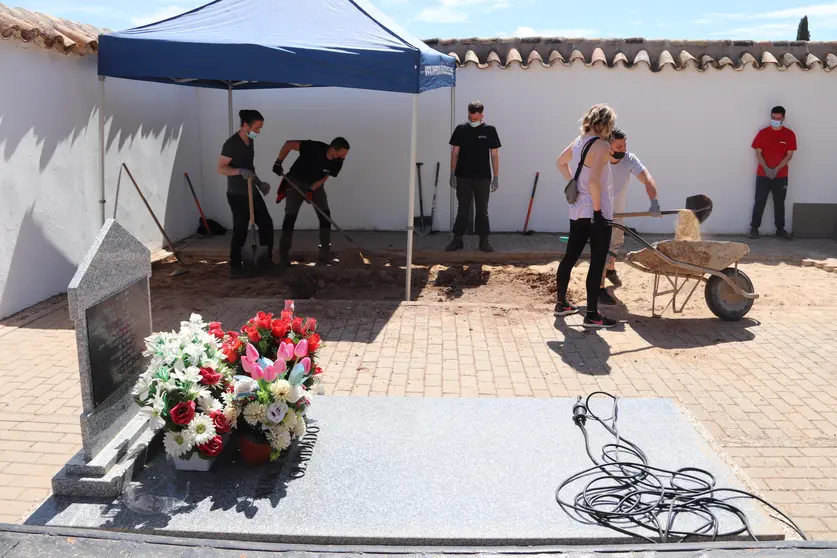 Exhumaciones en el cementerio de Manzanares