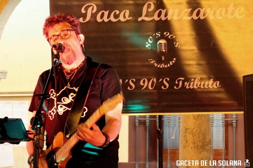 Paco Lanzarote durante su actuación en la Plaza Mayor de La Solana
