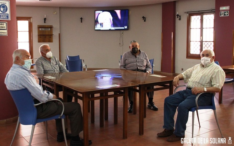 Los mayores pueden sentarse en grupos de 4 personas respetando la distancia de seguridad