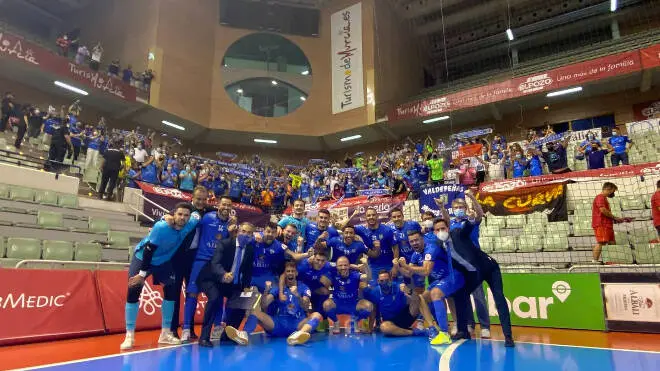 Jugadores y afición delebrando el pase a semifinales del Viña Albali Valdepeñas