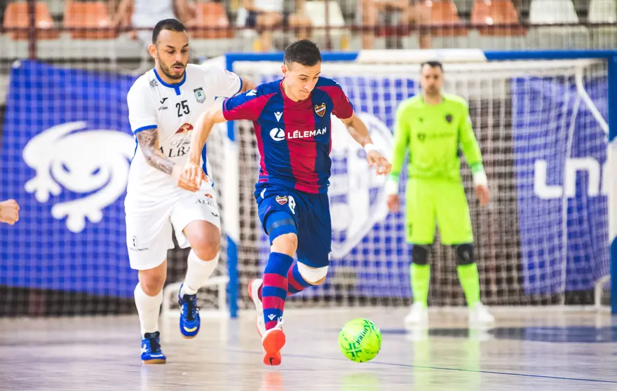 Matheus Preá persiguiendo a Maxi Rescia en el Levante 6-3 Viña Albali

Foto: Levante