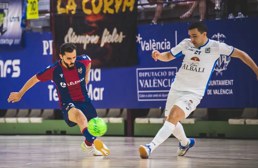 José Ruiz pasando un balón en el Levante 6-3 Viña Albali Valdepeñas

Foto: Levante UD