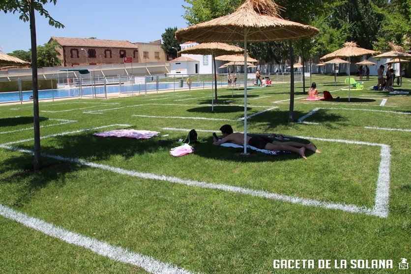 Las parcelas para tomar el sol seguirán presentes esta temporada de baño en la Piscina Municipal de La Solana
