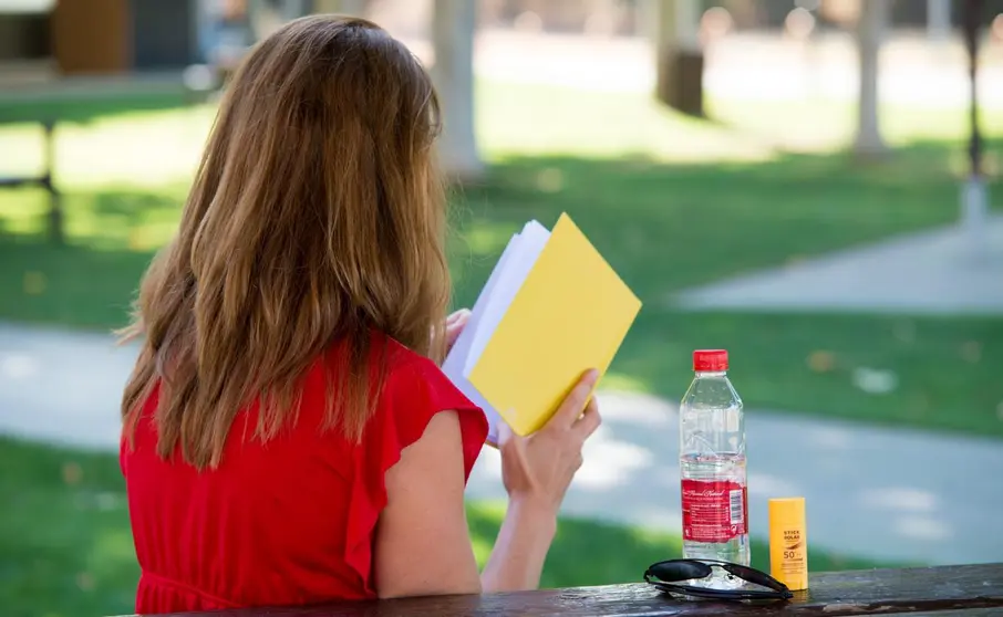 Mujer leyendo en un parque