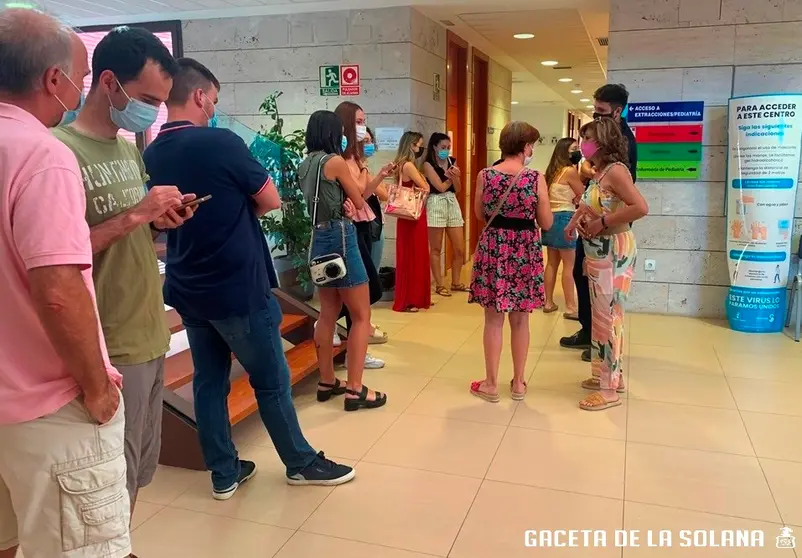 Jóvenes solaneros haciendo cola para recibir la primera dosis de la vacuna este lunes, 12 de julio