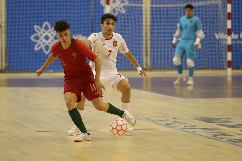 Álex Naranjo con la Selección Española Sub-19 en un partido contra Portugal