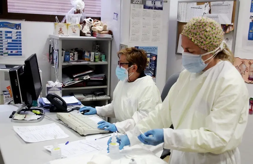 Alejandra Delgado y María José Romero preparan viales en el Centro de Salud de La Solana