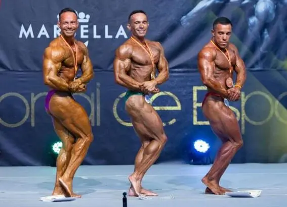 Fran López-Astilleros, en el centro con su medalla de oro (Foto: Federación Española de Fisicoculturismo y Fitness)