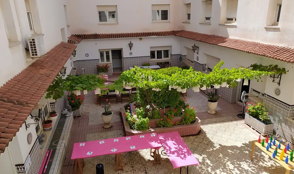 Patio de la Residencia de Ancianos de Nuestra Señora de Peñarroya preparado para las actividades celebradas el 'Dia del abuelo'