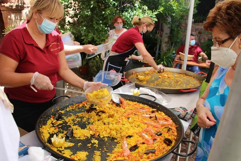 Directivas de la hermandad preparando las raciones de paella
Foto: Gaceta