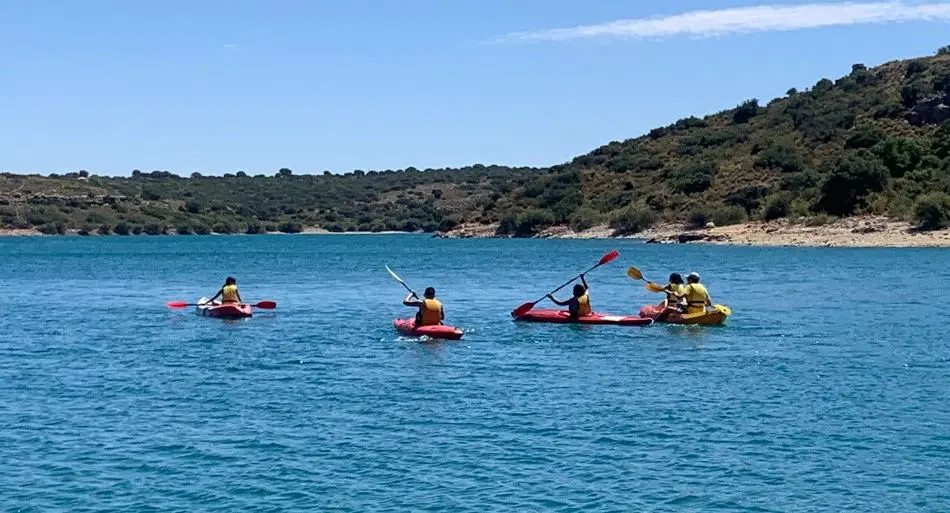 Varios participantes practicando piraguismo en el pantano de Peñarroya   

Foto: A Juventud