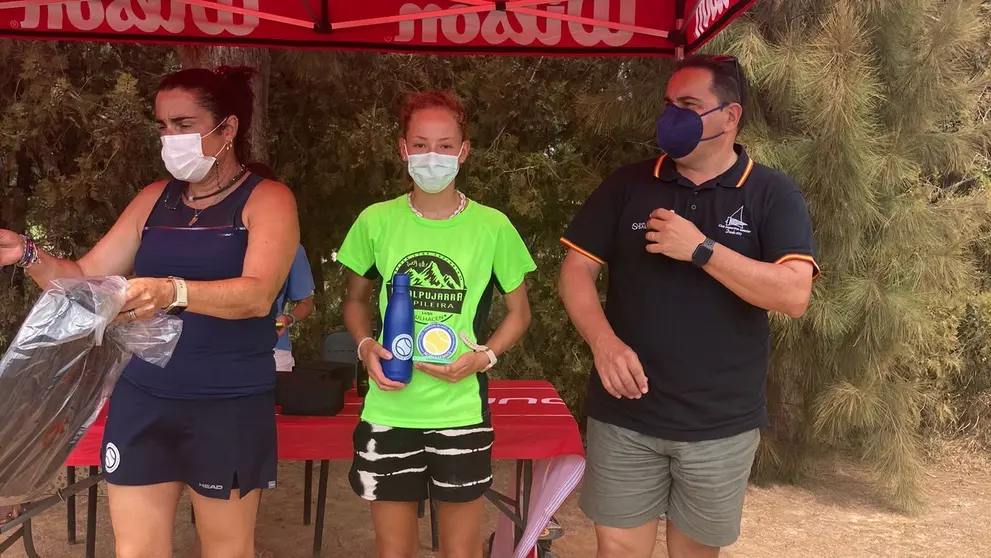 Alejandra Martín con su trofeo de campeona en Saladar