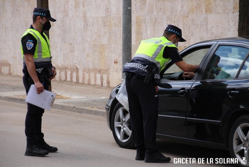 Agentes de la Policía Local de La Solana haciendo un control de alcoholemia