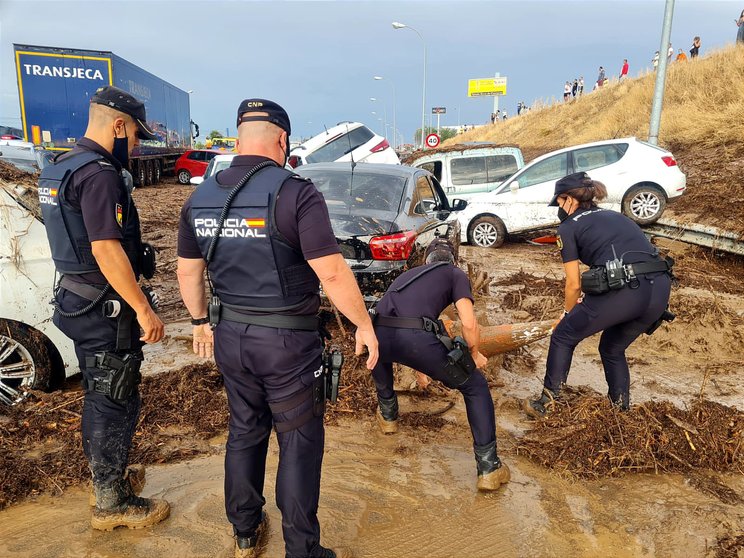 La Policía Nacional ayudando a la gente que se había quedado atrapada en la carretera tras las inundaciones de Toledo