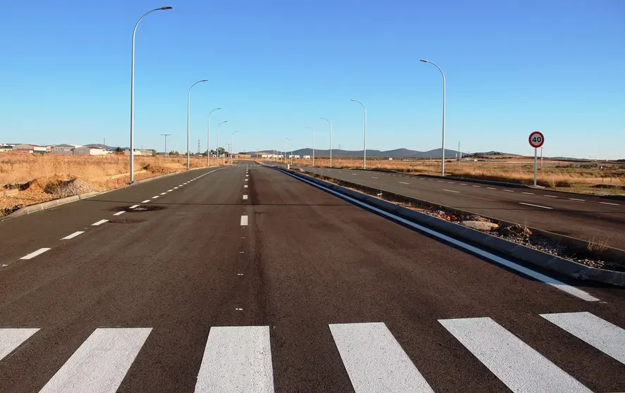 Imagen del Vial-8 del Parque Empresarial de La Solana, en torno al que se construirán las naves industriales