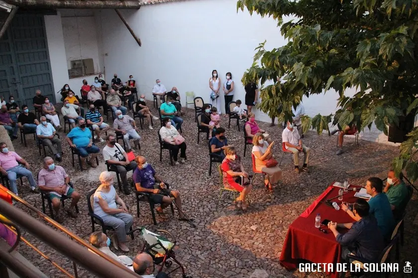 Panorámica de la charla celebrada en el patio exterior de la Casa de la Encomienda