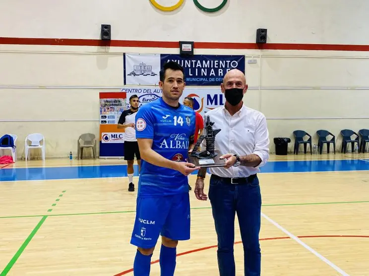Rafa Rato recibiendo el trofeo de subcampeón