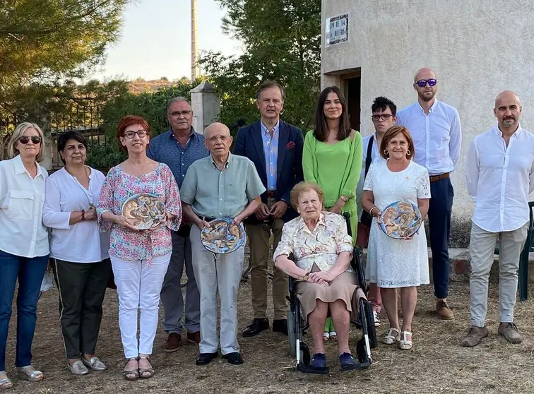 Isabel del Rey -con vestido blanco- posa con su premio junto a la fundadora del certamen, Amparo Gaviria