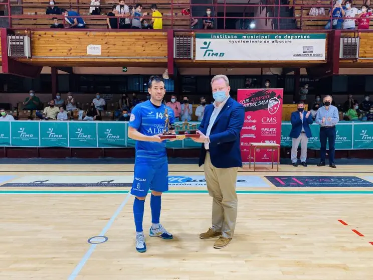 Rafael Rato recibiendo el Trofeo Feria Ciudad de Albacete tras ganar el Viña Albali Valdepeñas por 6-1 al Albacete FS