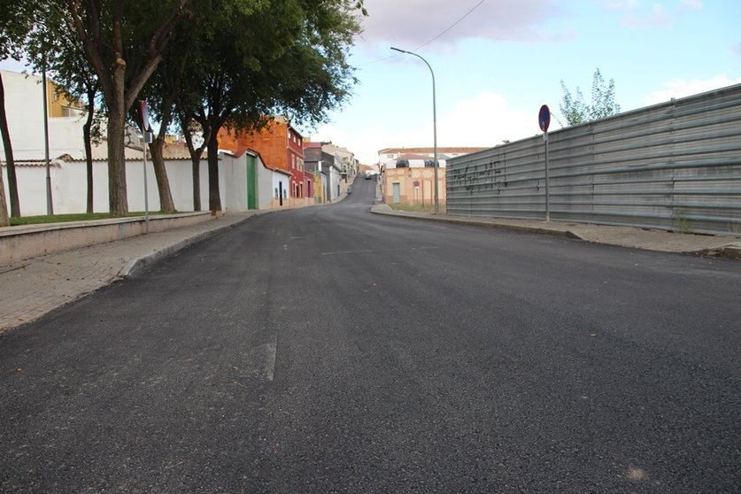 Imagen de la calle Juan Ramón Jiménez de La Solana recién asfaltada               

Foto: GACETA