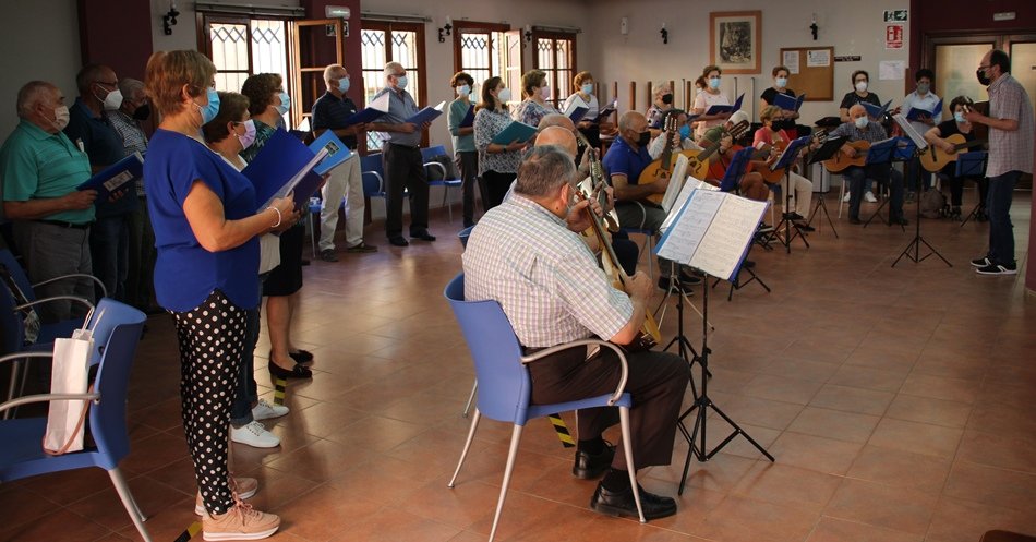 El coro y rondalla durante un ensayo en el Centro de Mayores de La Solana