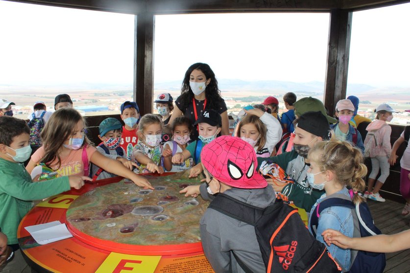 Visita de un grupo de niños al Mirador de Maares de Poblete