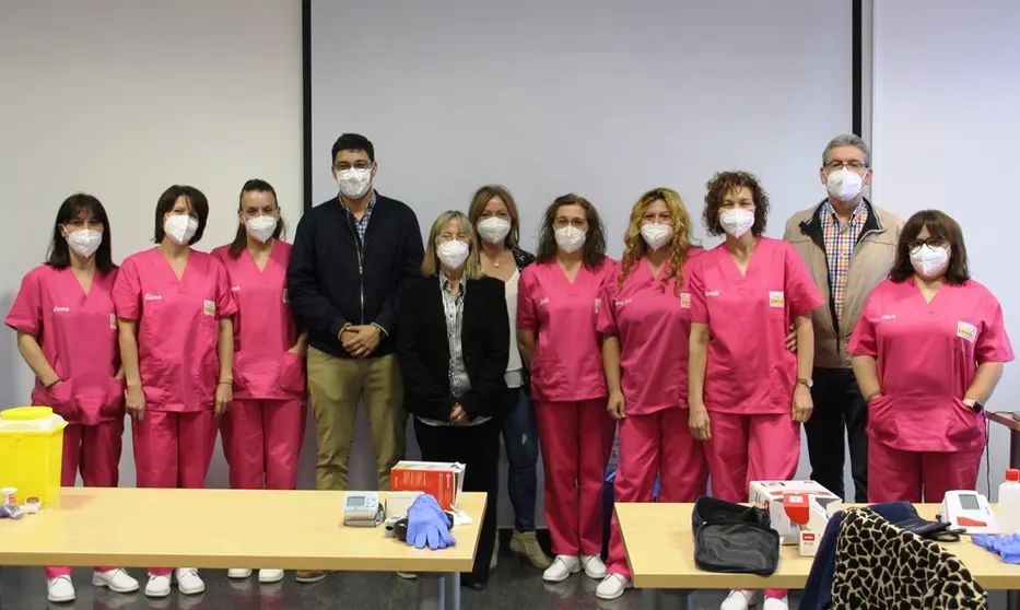 Alcalde de La Solana, equipo docente, coordinador y alumnas en la clausura de la acción formativa
Foto: GACETA