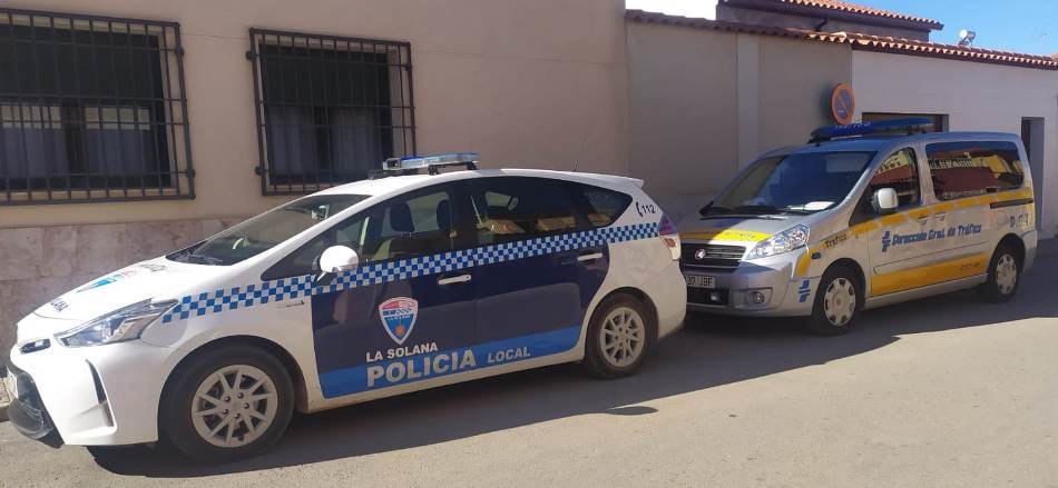 Coche patrulla de la Policía Local de La Solana junto al vehículo radar

Foto: GACETA
