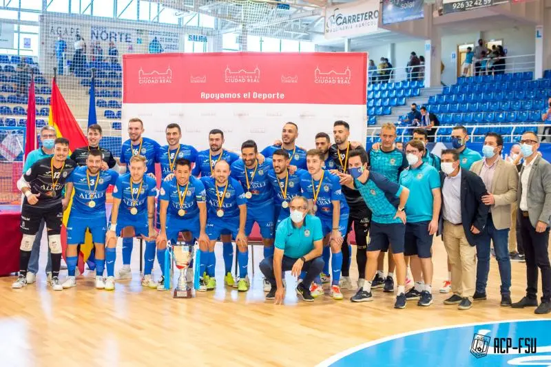 El Viña Albali Valdepeñas después de proclamarse campeón del Trofeo Diputación en el Valdepeñas 3-2 Manzanares

Foto: ACP-FSV