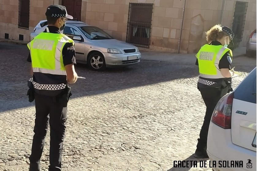 Agentes de la Policía Local realizan un control en La Solana