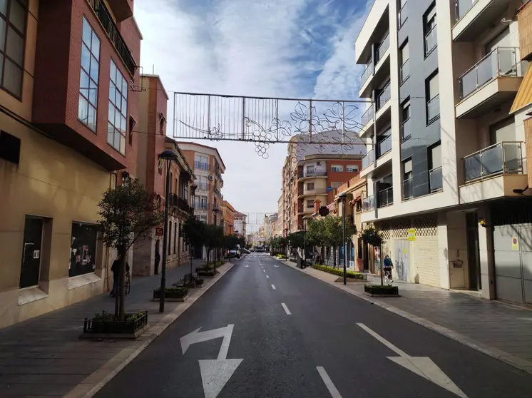 Instalación de las luces de Navidad en la calle Seis de Junio