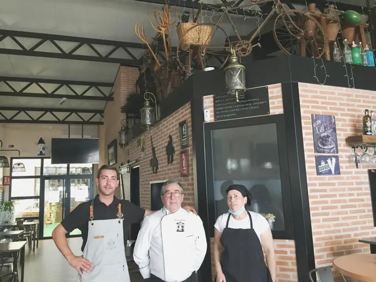 Braulio entre su hijo FErnando y la cocinera  Mari Ángeles