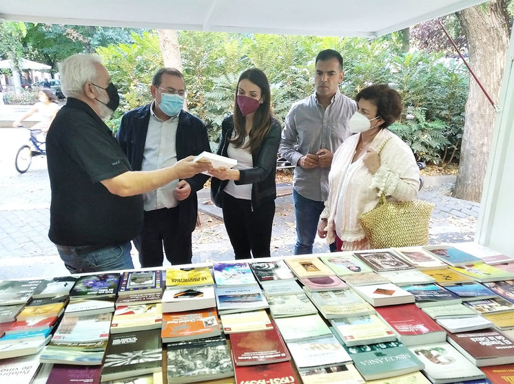 El editor Julio Criado muestra al alcalde de Puertollano un ejemplar de uno de los libros de su editorial
