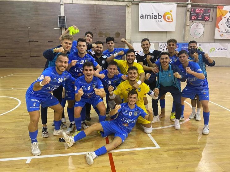 Los jugadores del filial del Viña Albali celebrando su victoria por 4-5 frente al UDAF Afanion