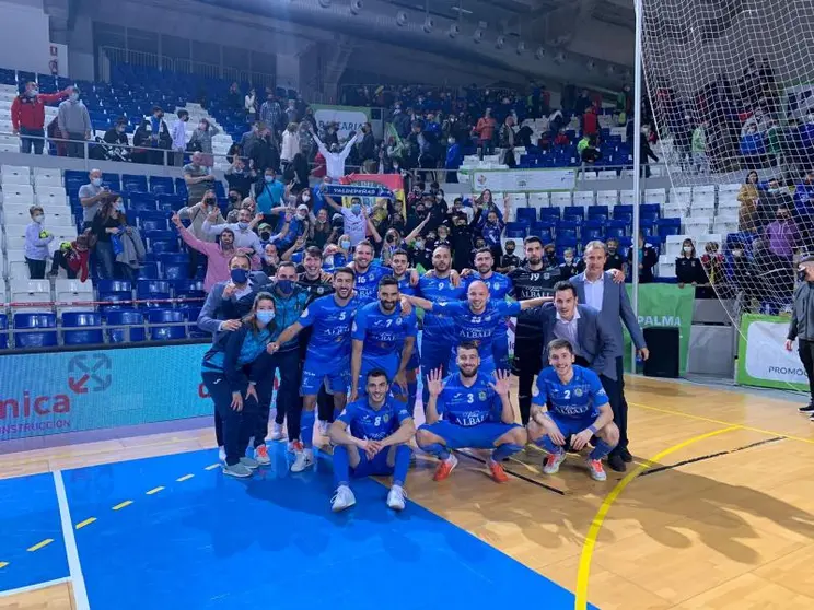 El Viña Albali Valdepeñas celebrando la victoria en la pista de Palma