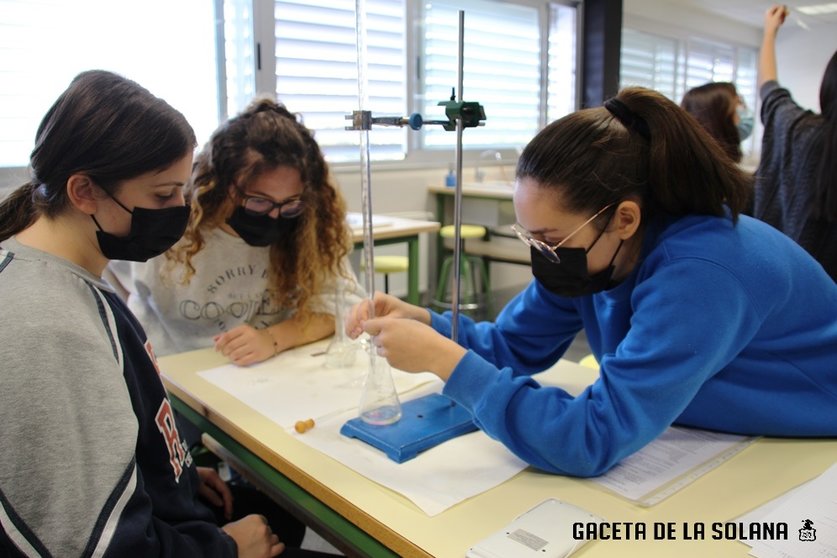 Alumnas de Física y Química del IES 'Clara Campoamor' de La Solana realizando uno de los talleres prácticos