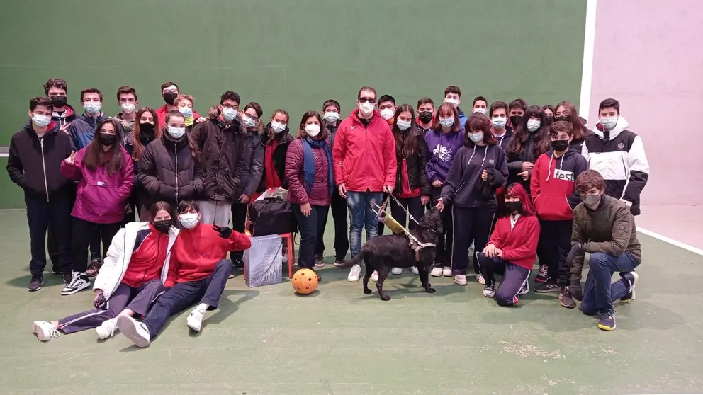 Isidro Sánchez con los niños del colegio 'Santísima Trinidad'