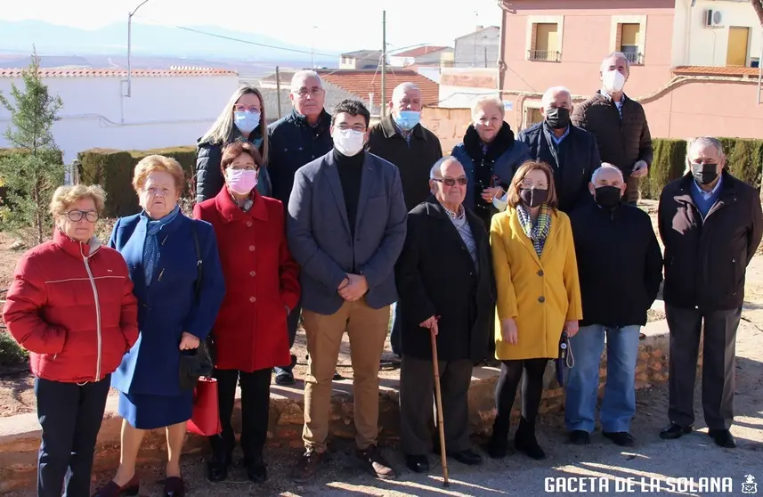 Representantes del Centro de Mayores de La Solana y autoridades delante del árbol de vida plantado junto a la plaza de toros