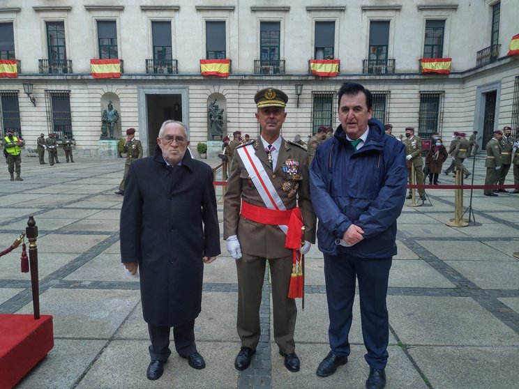 Algunos de los representantes de la Cofradía con el general Vivas Urieta (Foto Roberto Muñoz)