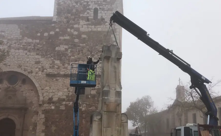 Operarios desmontan la Cruz de los Caídos de Santa Cruz de Mudela