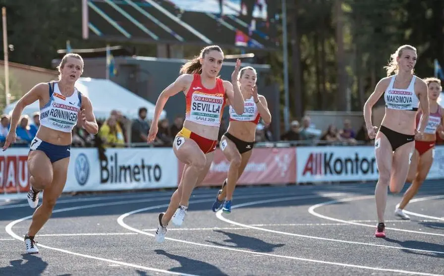 Paula Sevilla -centro- añade otro hito a su ya brillante carrera como atleta
