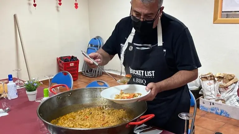 Arroz con bogavante hecho en la clausura del curso de cocina de Duelos y Quebrantos