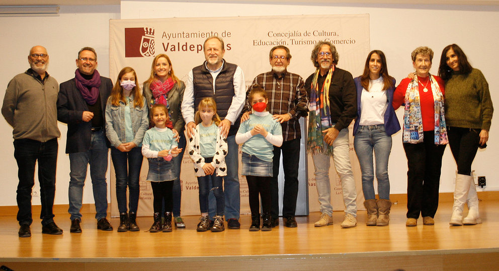 Foto de familia de los participantes en el recital Palabras en silencio, celebrado en Valdepeñas