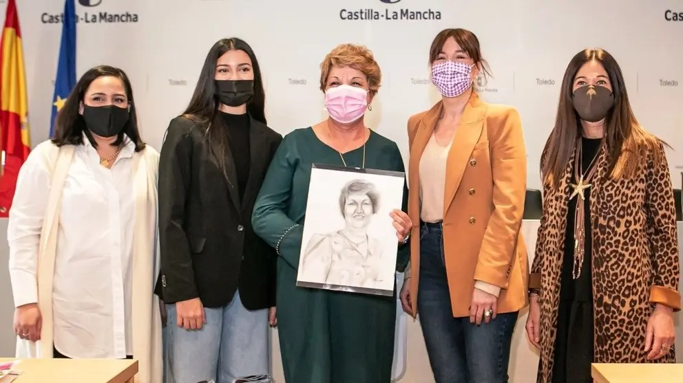 María Ángeles, en el centro, recogiendo su galardón