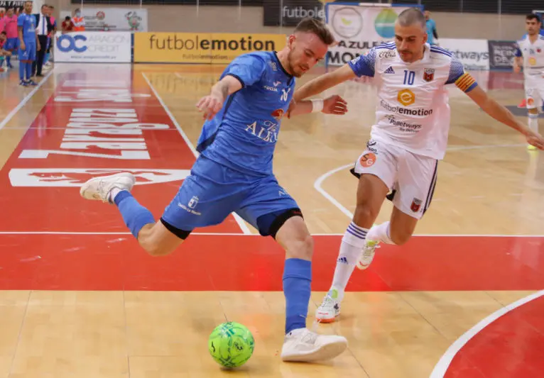 Sergio González tirando a puerta en el Futbol Emotion Zaragoza 7-5 Viña Albali Valdepeñas

Foto: Área 11