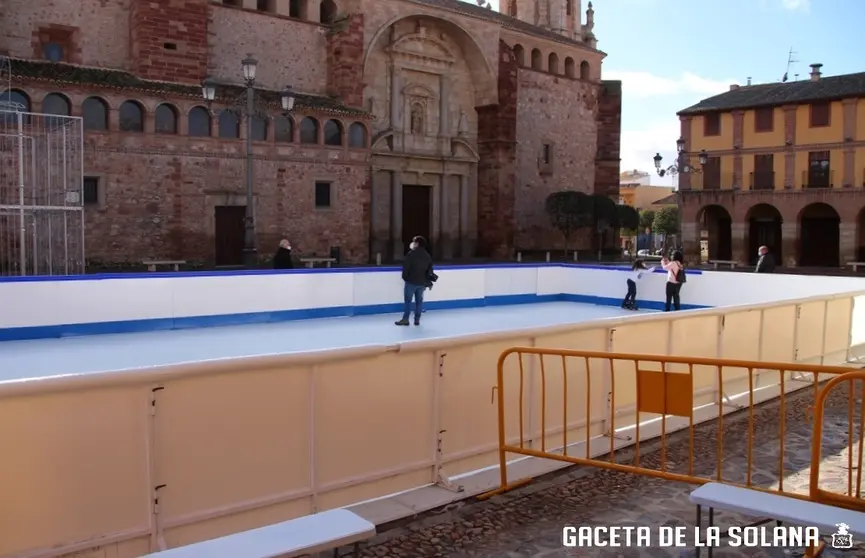 Unos jóvenes fueron sorprendidos de madrugada dentro de la pista de hielo sintético de La Solana