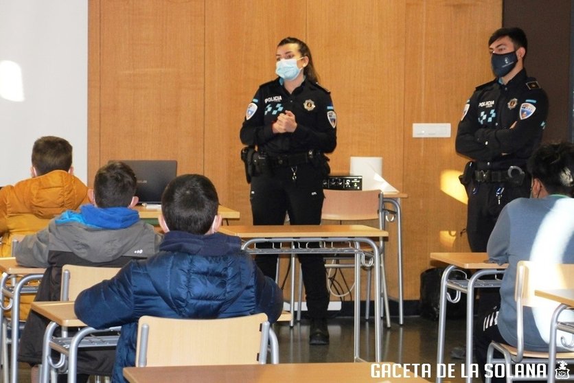 Dos agentes de la Policía Local de La Solana instruyen a alumnos del IES Clara Campoamor en seguridad vial