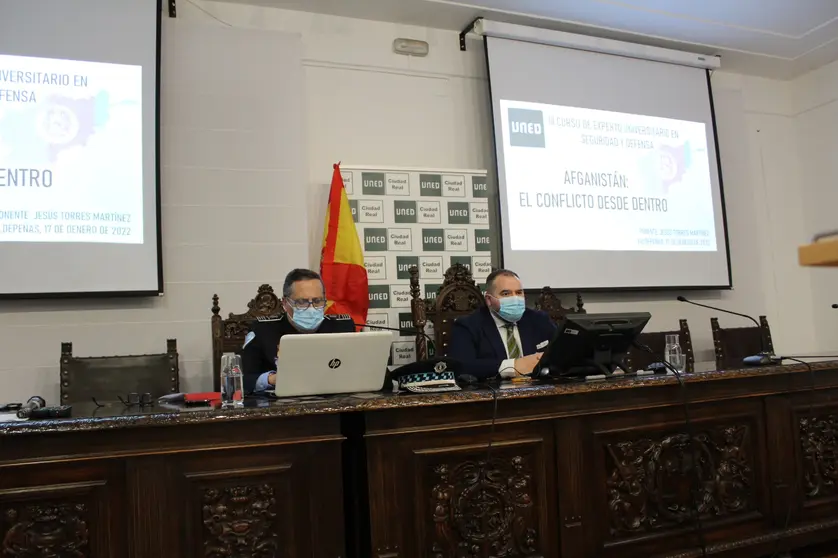 Conferencia en la UNED